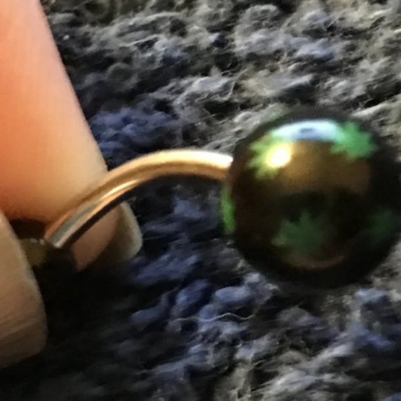 14 Gauge Pot Leaf Belly Ring - Picture 4 of 5